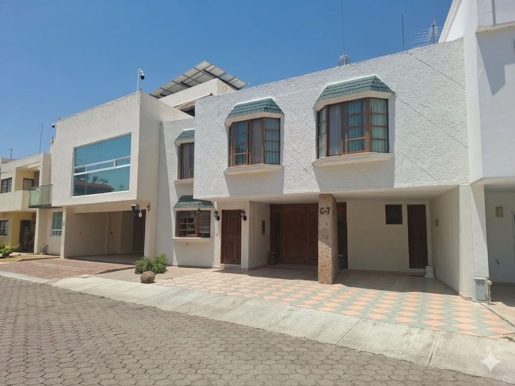 CASA ESTILO COLONIAL EN COTO, MUY BIEN DISTRIBUIDA